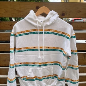 Tommy Hilfiger Hoodie vit! Nyskick - Självklart Äkta Tommy Hilfiger Hoodie storlek XS Nytvättad och ren!   Postas samma dag eller dagen efter 🚀 Skriv gärna om du har några frågor eller funderingar 😊