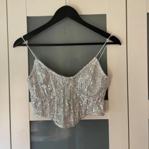 Glittrig festtopp - Så snygg glittrig festtopp från Missguided! I mycket fint skick!  Dragkedja bak.  Sitter bra på en s/m med b/c-kupa! 
