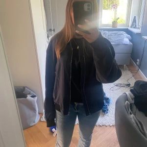 Bomberjacka - Jättesnygg bomberjacka från weekday. Skriv för egna bilder 💓