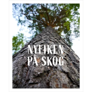 Nyfiken på skog (inbunden) - "Nyfiken på skog är en mycket läsvärd bok, som ger massor av svar och samtidigt väcker ännu mer nyfikenhet" - Helena Sjöblom, BTJ-häftet nr 24, 2022. Betyg 4.Kan träd frysa? Varför är tallbarren olika långa? Om en slemsvamp inte är en svamp - vad är det då? Är du nyfiken på skog och vill veta mer? Boken tar dig med på en upptäcktsfärd i den svenska skogen som kittlar läsarens lust att ge sig ut på jakt efter egna nyfikenheter. Genom vackra foton och förklarande ord får läsaren besöka ett antal skogar och se detaljer och väcka nyfikenheter. Nyfiken på skog är alltså inte en allomfattande faktabok som beskriver den svenska skogen från a till ö. Grundtanken för boken är att utgå från det som vi träffar på i skogen, det vi har frågor kring, saker vi är nyfikna på och vill veta mer om. Vad är det du ser i skogen? Vanliga fenomen, saker du inte tänker på eller saker du kanske inte kan formulera en fråga kring eller inte har någon att ställa frågan till. Nyfiken på skog är ett sätt att tillgängliggöra skogen för fler människor genom att sprida kittlande kunskap om skog till nyfikna människor, gamla som unga, skogserfarna likväl som helt oerfarna. Med boken hoppas författaren att den svenska skogen tillgängliggörs för fler och att kunskapen om det svenska skogslandskapet ökar. Detta är i synnerhet viktigt i ett samhälle där allt fler bor längre bort från skogen i städer och har en sjunkande kunskapsnivå om skogen samtidigt som skogen tar en allt större plats i samhällsdebatten och forskning pekar på naturens betydelse för vår hälsa och vårt välmående. "Sofia Liljas skogsutflykter med kameran redo och en lust att berätta om det hon ser har blivit en alldeles utmärkt introduktion till Mellansveriges skogar. Varenda en som slår ihop boken känner sig nog rätt sugen på en skogspromenad" - Erik Hansson, Natursidan.Sofia Lilja, utbildad biolog, har även doktorerat inom naturgeografi och landskapsanalys, bland annat med fokus på den kunskap som finns om skog i gamla kartor. Skriver på Facebooksidan Nyfiken på skog som drivs av Bergvik Skog Öst AB och idag har över 20 000 följare - en sida som är till för dig som är nyfiken på skog och vill veta mer oavsett vem du är, var du är eller vad du gör.    Format Inbunden   Omfång 248 sidor   Språk Svenska   Förlag Votum Förlag   Utgivningsdatum 2022-10-17   Medverkande Per Kollberg   ISBN 9789189021556  