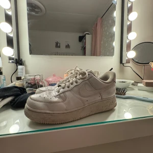 Vita Nike Air Force sneakers - Säljer ett par vita Nike Air Force sneakers i bra skick. Stl 40 