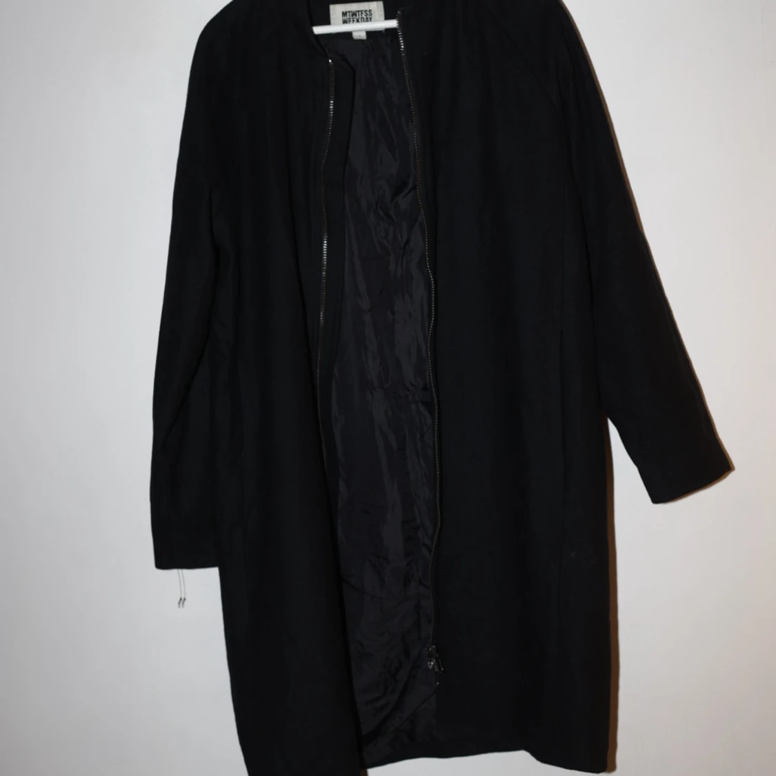 Svart kappa från Weekday