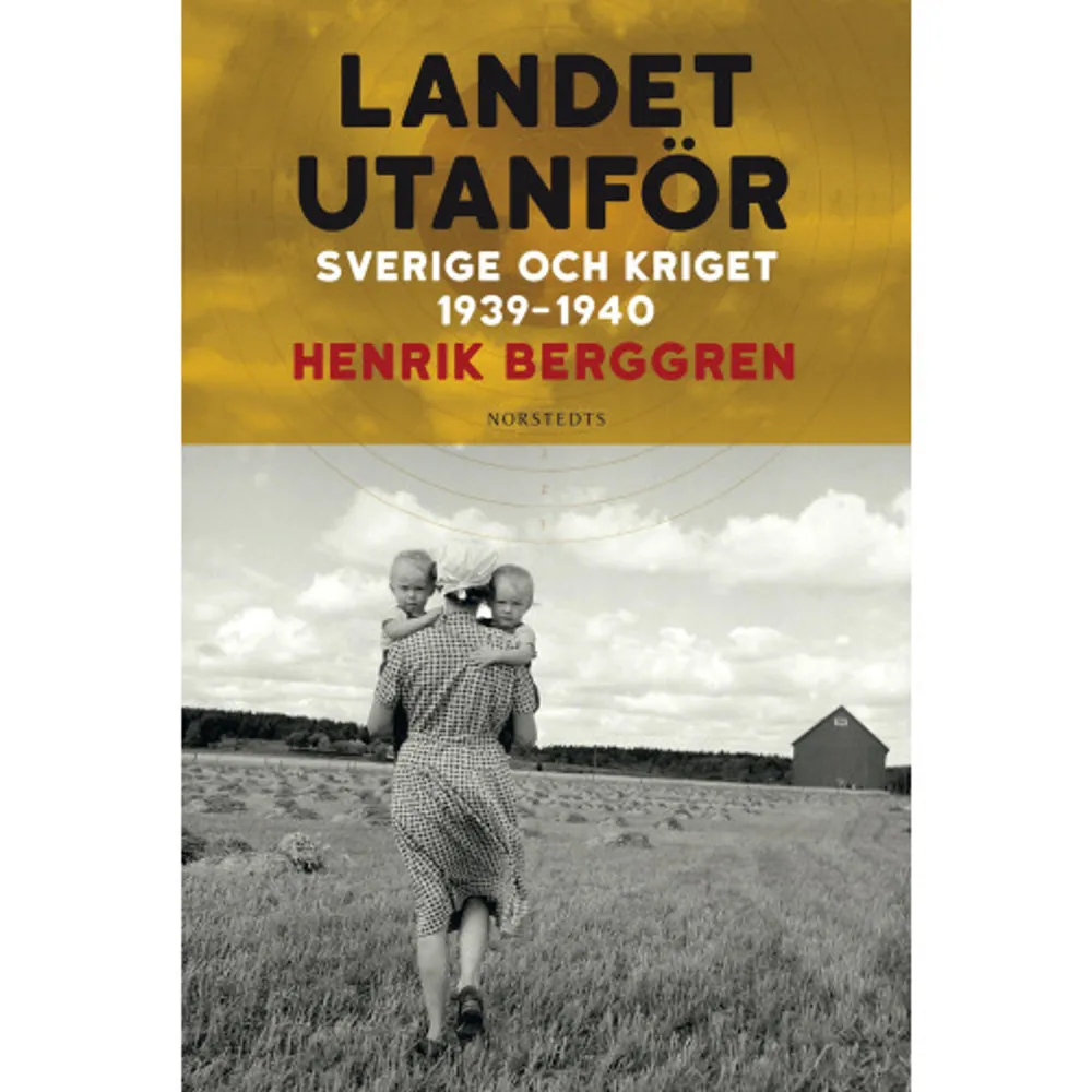 Hösten 1939 trodde många att Sverige skulle klara sin neutralitet på samma sätt som under första världskriget. Men med finska vinterkriget och det tyska angreppet på Norge och Danmark våren 1940 tycktes det som om Skandinavien skulle bli skådeplats för den stora urladdningen mellan stormakterna.Ransoneringskort delades ut, den illa utrustade svenska armén mobiliserades, kommunister internerades och riksdagen började förbereda grundlagsändringar för att begränsa tryckfriheten.Men samtidigt som ljusen släcktes i många av Europas städer fortsatte vardagslivet i Sverige. Biograferna gick för fullt, dansorkestrarna spelade, män och kvinnor blev kära och fick barn, författarna skrev böcker och sportaffärerna sålde kälkar och skidor som aldrig förr under den snörika vintern.Den första delen av trilogin Landet utanför skildrar hur kända och mindre kända svenskars liv gestaltade sig under det första krigsåret. Framställningen går fram till den mörka sommaren 1940 då de tyska arméerna stod segerrika på den europeiska kontinenten och endast Storbritannien kämpade vidare.Skulle Sverige kunna hålla sig utanför världskriget? Borde Sverige göra det?    Format Inbunden   Omfång 483 sidor   Språk Svenska   Förlag Norstedts   Utgivningsdatum 2018-09-26   Medverkande Pär Wickholm   ISBN 9789113039527  . Böcker.