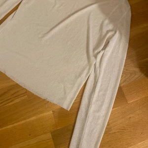 Tunn långärmad tröja  - Säljer denna tunna långärmade tröja ifrån bikbok. 