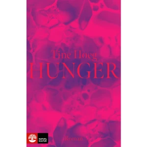 Hunger (häftad) - Mia och Emil har påbörjat en fertilitetsbehandling efter ett års fruktlösa försök att bli gravida. De har träffats lite senare i livet: Emil har två barn sedan tidigare, Mia längtar efter ett eget. Mia är författare och för att hantera sin oro över situationen börjar hon skriva. Arbetet med texten sväller och ju mer exakt hon lyckas skildra sin längtan, sin skräck, sin kroppsliga och känslomässiga utsatthet, desto mer hotar det konstnärliga projektet att få hela livsbygget att rasa samman.Hunger är en vacker och gripande roman om begäret, hungern, efter liv och det levande.Tine Høeg utforskar driften som erotik och skaparkraft – och i sammansmältningen av dessa två driften efter nytt liv. Romanen utspelar sig under nio månader av IVF-behandling, i en kropp som visas i helfigur: som är orolig, kåt, ömsint, hoppfull, sorgsen, galen. Det är ett existentiellt gränstillstånd som Tine Høeg ger språk. Samtidigt är Hunger en berättelse om stor kärlek mitt i livet och att älska barn som inte är ens egna: en stark skildring av livets ljusa, bärande kraft.  ”En mörk roman om driften efter ett barn. Och en upphöjelse av de kvinnor som samhället gärna hånar – bonusmammor, styvmammor och barnlösa kvinnor … Det känns avgörande att kunna läsa om kärleken i den sammanförda familjen … en gripande roman.”   Politiken ”Skriften bränner upp sidorna i Tine Høegs vackra och sinnliga roman … Hunger fyller utan tvivel ett tomrum i samtalet om vår tids kvinnoliv …”Litteratursidan    Format Häftad   Omfång 400 sidor   Språk Svenska   Förlag Natur &amp; Kultur Allmänlitteratur   Utgivningsdatum 2023-05-17   Medverkande Michael Larsson   ISBN 9789127180642  