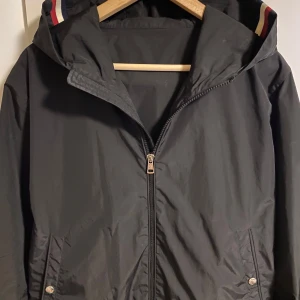 Svart Monclear windbreaker  - Såljer en monclear windbreaker 8/10 skick, priset beror på att den är lwk hittad, kom privat för frågor