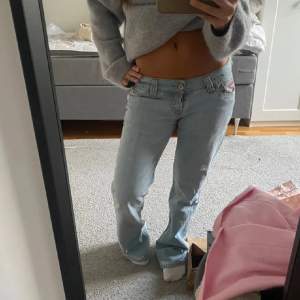 Säljer ett par ljusblå jeans i bra skick. De är lågmidjade och sitter super bra! Drömm färg! Använd gärna köp nu! Har inga fler bilder då man ser allt på jeansen❤️❤️ innerbenslängden cirka 81 o midjan 38 