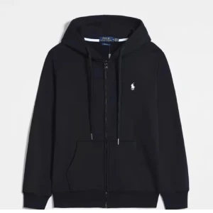 Svart hoodie från Polo Ralph Lauren - Säljer en svart hoodie från Polo Ralph Lauren. Oanvänd med prislapp, skriv för fler bilder