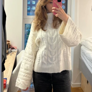 Vit oversized stickad tröja från Gina - Supermysig vit stickad tröja från Ginas vinterkollention förra året! Tröjan är helt oanvänd. Inköpspris 699kr.
