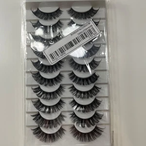 Set med lösögonfransar - Ett helt nytt paket ”dramatiska” lösögonfransar. Jag använde dessa för ett tag sedan och beställde x antal paket och jag brukade klippa de i mindre bitar och limma under mina egna fransar,, jätte fint🥰