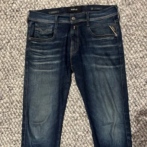 Replay Anbass - Säljer ett par snygga mörkblå jeans från Replay i modellen Anbass. De har en slim passform och är i mycket bra skick. Perfekta för både vardag och fest! Köpta på NK för 1699kr🙌🏾