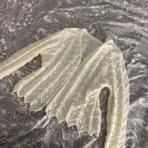 Vit kofta  - Jättefin vit/beige kofta, aldrig använd har bara inte orkat skicka tillbaka 🫶🏻skriv privat för mer info