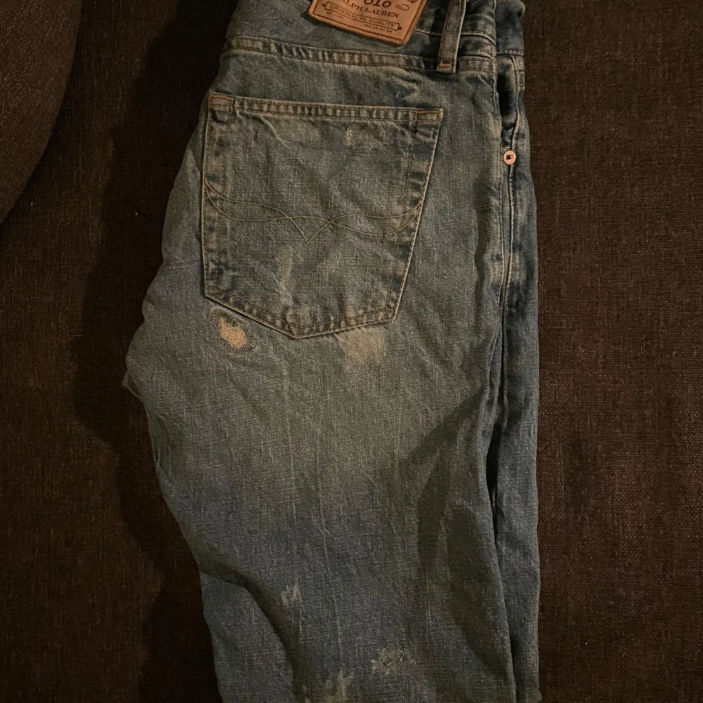 Säljer ett par blå Ralph Lauren Jeans i helt nytt skick ”aldrig använda” med coola slitningar. Storlek 30x30 slim straight fit. Goa jeans till hösten/vintern. Nypris 1899kr. Jeans & Byxor.