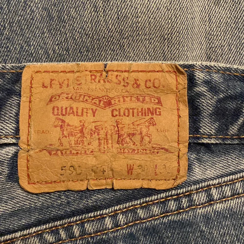 Säljer ett par klassiska Levis jeans i blå denim. De har en straight passform och är i bra skick med en vintage look. . Jeans & Byxor.