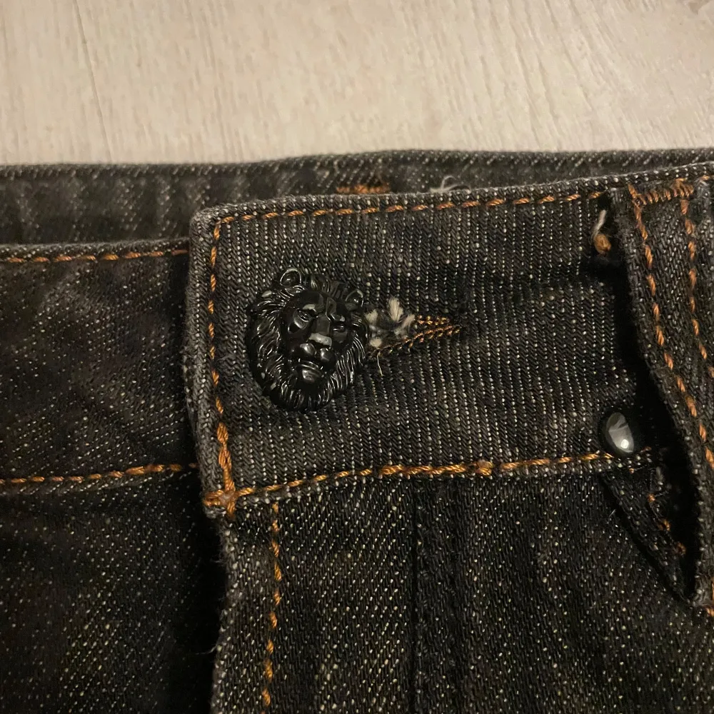 Lågmidjad mini jeanskjol, från diesel! Snygg detalj på med knappen som är ett lejon!🩵. Kjolar.