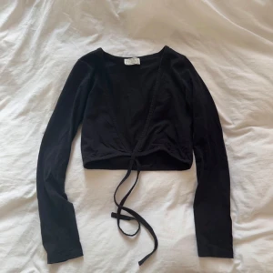 svart bolero med knyt - seam has opened up, can easily be restitched (see photo)