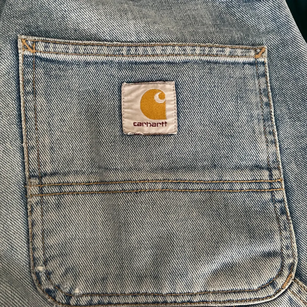 Säljer ett par ljusa jeansbyxor från Carhartt i bra skick. Storlek 31x32. Jeans & Byxor.