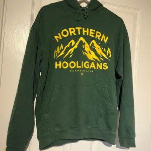 Grön hoodie från Northern Hooligans - Säljer en grön hoodie från Northern Hooligans. Super skön och snygg