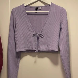 Lila tunn kofta  - Tunn croppad kofta från hm. Storlek S. Använd två gånger 