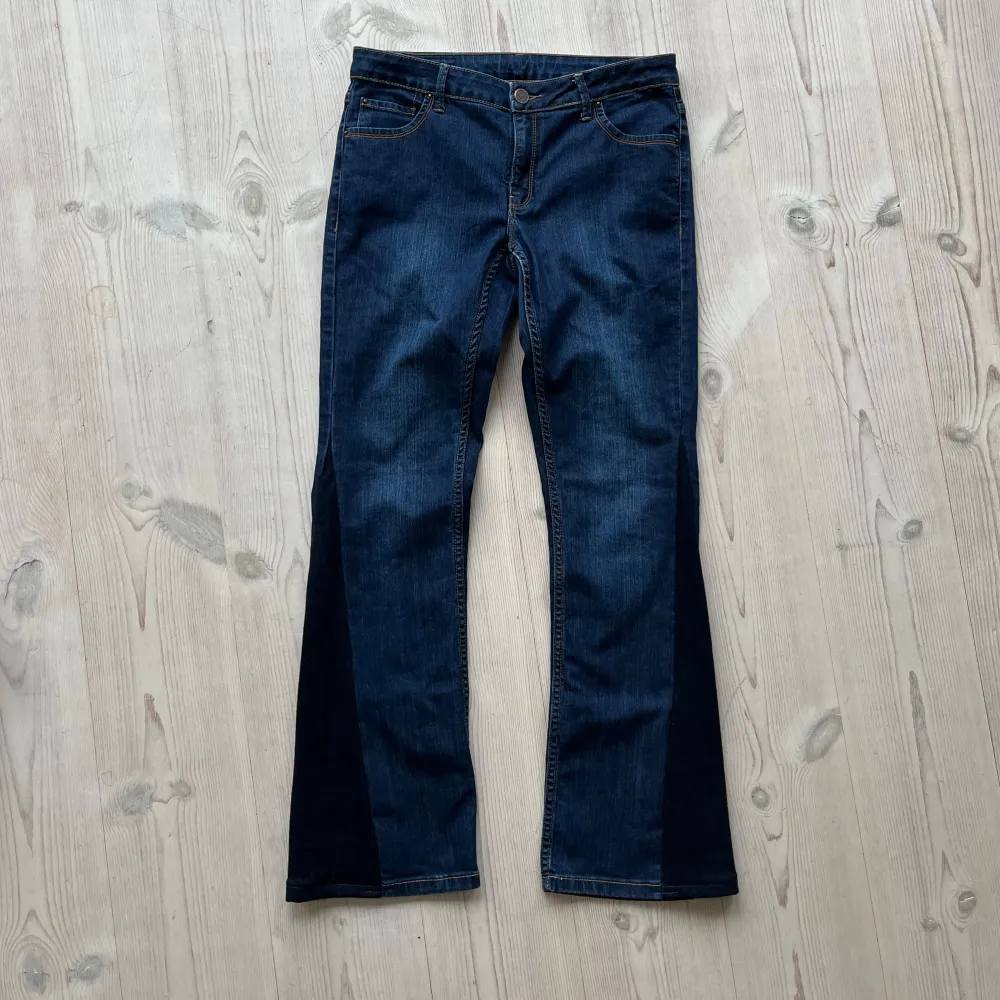 Lågmidjade jeans som jag har sytt om till bootcut från Flash Jeans. Står storlek 40 men passar mig som brukar ha S eller M så skulle säga M. Tvärs över midjan är det 42 cm och innerbenslängden är ca 80 cm. Fint skick. . Jeans & Byxor.