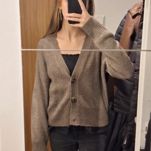 Kofta - Den är i storlek 152 men har själv storlek XS/S och kan ha den. Väldigt skön och älskar materialet 