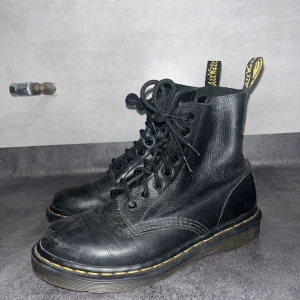 Dr Martens kängor/buty - Säljer dessa strl 38 Dr Martens i bra skick🥰☺️Säljer då jag inte använder de så ofta längre. Det finns lite små slitningar över tårna men annars väldigt fina. 