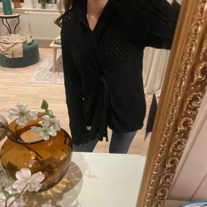 Svart oddmolly stickad kofta - Säljer en svart stickad kofta i mycket bra skick. Den har ett snyggt mönster och långa ärmar, perfekt för höst och vinter. Koftan är öppen framtill och kan enkelt matchas med olika outfits. Supermysig och stilren!