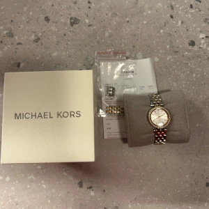 Michael kors klocka  - Fin dam klocka från Michael Kors fick den i present för 4 år sedan men knappt kommit till användning, kvitto, extra länkar och tillhörande box och klock kudde med följer! Batteriet behövs bytas annars inga anmärkningar! 