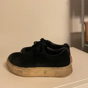 Sammet eytys sneakers. Sparsamt använda. Smutsig sula men enkelt att rengöra. 