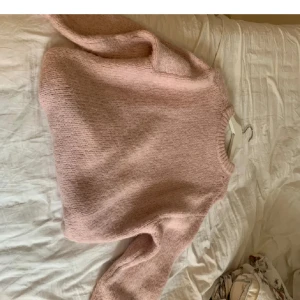 Rosa stickad tröja från Gina Tricot - Mysig rosa stickad tröja från Gina Tricot. Perfekt för kyliga dagar. Tröjan har en klassisk design med rund hals och långa ärmar. Passar både till vardags och mysiga hemmakvällar. 🧶💖