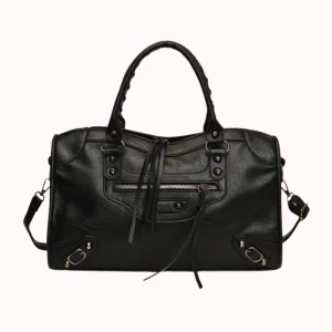 Svart skinnväska  - Snygg svart skinnväska i mycket bra skick. Den har en cool design med dragkedja och nitar som detaljer. Perfekt för både vardag och fest. Väskan har både handtag och en avtagbar axelrem för extra flexibilitet. Passar perfekt till skolan, får plats med dator etc 💞