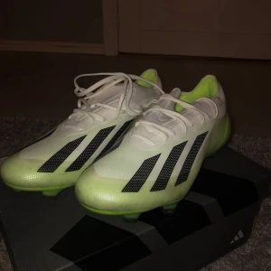 Adidas x crayfast FG - Säljer ett par Adidas X crazyfast FG i 41 och 1/3. Skorna är helt nya och bara använda 1 gång då jag testade dom. Passade inte mig så säljer vidare dom i bästa möjliga skick!🌟Skorna är i högsta kvalitet och ny pris ligger på ca 3000kr. Mitt pris:1800kr