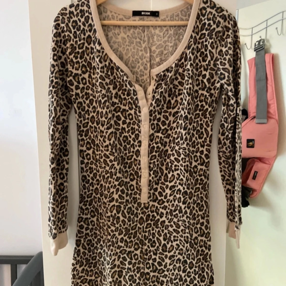 Leopardmönstrad klänning från Bik Bok