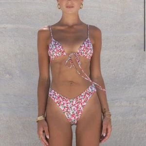 Bikini Arakii - Superfin blommig bikini med knytband från Arakii. Storlek M 