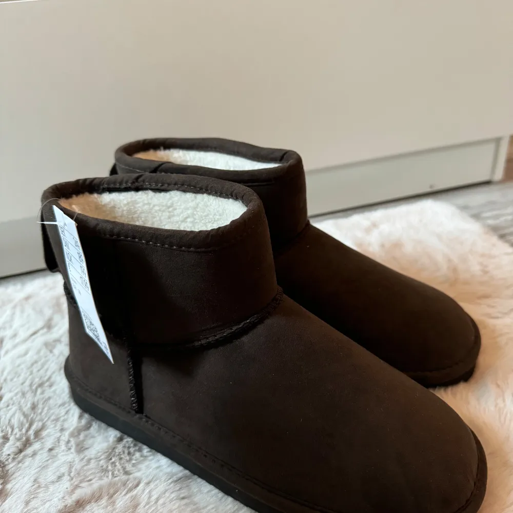 Bruna uggs ifrån hm, aldirg använda lappen är på! De är storlek 38 ❤️. Skor.