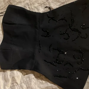 fest topp - svin snygg festtopp köpt från H&M och bara använd 1 gång. skriv vid funderingaf❤️original pris 500kr