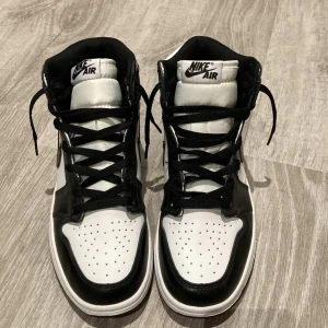 Nike Air sneakers i svart och vitt - Säljer ett par snygga Nike Air sneakers i svart och vitt. De har klassisk snörning och är helt nya. Perfekta för både vardag och fest! Storlek är 39. Passa på att köpa dessa stilrena skor!