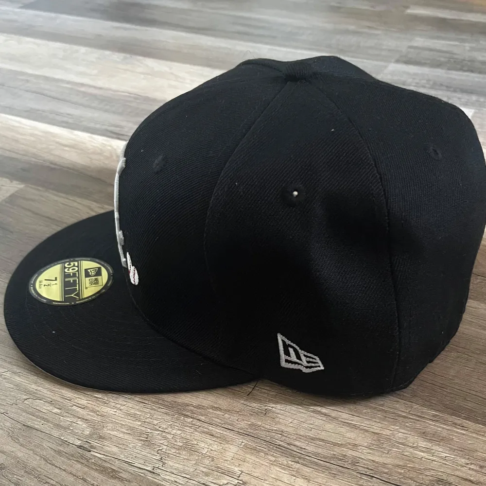 Snygg svart keps från New Era med broderad World Series-logga på sidan och ett coolt 'Love & Hate' motiv. Framsidan har ett stilrent vitt 'Sox' emblem och ett litet hjärta. Perfekt för sportfantaster eller som en stilren accessoar.. Accessoarer.