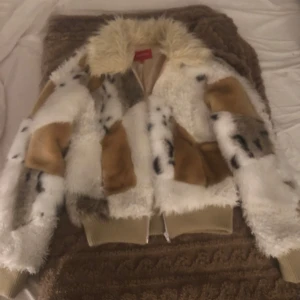 Mönstrad pälsjacka - En jättefin mönstrad pälsjacka som tyvärr inte kommer till någon användning. Passar jättebra till vintern och för de som gillar unika kläder