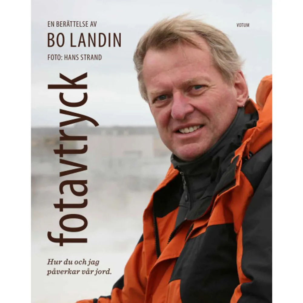 Beskrivning Årets Värmlandsförfattare 2020: Bo Landin är känd som naturfilmare och miljöjournalist. Så känd att det ibland skymmer hans författarskap. Hans första skrift såg till att Djurö skärgård i Vänern blev nationalpark. Hans senaste bok, Fotavtryck, är ett vackert men också uppfordrande vittnesmål om hur vi alla påverkar vår jord. Under mottot Håll stövlarna leriga! har han gått vidare i Linnés och Rolf Edbergs fotspår och hittat sin egen engagerade röst som författare. Bo Landin har utsetts till Årets Värmlandsförfattare 2020. Region Värmland Filmaren och biologen Bo Landin har gjort sig känd i tv-rutan med sina populära naturprogram och sin starka röst i miljödebatten. I den nya boken Fotavtryck återvänder han till platser han besökt och ställer de personliga upplevelserna i relation till människans påverkan på klimatet. Kommer våra fotavtryck idag att hota världen för våra barn och barnbarn? Tillsammans med fotografen Hans Strand tar författaren med oss på en resa till när och fjärran med fantastiska naturupplevelser och med fokus på hur vi ska agera för en hållbar framtid. Fotavtryck är en aktuell debattbok som tar stöd i vetenskapen, men också en entusiasmerande reseskildring som ger nya perspektiv och får läsaren att fundera på framtiden. Bo Landin, biolog, författare och filmproducent som med rötter i Fältbiologerna och under sin slogan Håll stövlarna leriga! utvecklat sin grävande miljöjournalistik i artiklar, radioprogram och internationellt prisbelönta filmer för tv-bolag som SVT, TV4, National Geographic och Discovery. Han skapade miljöredaktionerna på såväl Riksradion som Sveriges Television och hans kritiska inspel har fått såväl svenskt som internationellt politiskt genomslag. Dokumentära försurningsboken Om träd kunde gråta blev ett genombrott för honom som författare. Landin är numera bosatt i Utah, USA. Hans Strand, internationellt prisbelönt fotograf med fokus på landskapsfotografi. Hans har jobbat på alla kontinenter, i allt från fuktiga regnskogar till vidsträckta polartrakter och torra öknar. Hans bilder är sällan porträtt av en trakt, snarare tolkningar av de krafter som skapar landskapet. Från att ha dokumenterat en till synes orörd och jungfrulig natur, har hans bilder allt mer kommit att handla om människans destruktiva krafter som påverkar ett landskap i stort och smått.    Format Inbunden   Omfång 224 sidor   Språk Svenska   Förlag Votum & Gullers Förlag   Utgivningsdatum 2019-09-13   Medverkande Hans Strand   Medverkande Håkan Gidebratt   ISBN 9789188435910  . Böcker.