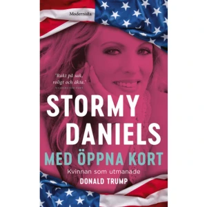 Med öppna kort : kvinnan som utmanade Donald Trump (pocket) - »Med öppna kort är verkligen en berättelse för vår tid. Och Stormy Daniels förmedlar sin historia med opolerad berättarröst.« | The Guardian »Man blit imponerad av hennes skärpa och hennes klara självmedvetenhet. Jag vände blad, sida efter sida.« | CNN»Rakt på sak, roligt och äkta.« | Washington PostStormy Daniels är den forna porrstjärnan som hotar världens mäktigaste man. När nyheten läckte ut att Donald Trump - via sin advokat Michael Cohen - mutat Stormy Daniels med 130.000 dollar för att hålla tyst om den då tolv år gamla sexrelationen med Trump fick det Vita huset att skaka i sina grundvalar. I den här boken berättar Stormy Daniels för första gången hela sin historia. Om hur hon gick från den tuffa uppväxten i den amerikanska södern till att bli en av porrindustrins mest framstående skådespelare och regissörer. Om festerna med, och relationerna till, rockband som Slayer, Sepultura och Slipknot. Och framför allt: Om vägen som ledde henne fram till de händelser som skulle placera henne i världspolitikens absoluta centrum. Det här är den ocensurerade historien om hur en ensam kvinna utmanar USA:s 45:e president. STORMY DANIELS föddes som Stephanie Gregory Clifford i Baton Rouge, Louisiana 1979. Hon började sin karriär som strippa i en husvagn och valde sitt artistnamn efter att ha sett en reklamfilm för Jack Daniel's. Med öppna kort är hennes första bok.    Format Pocket   Omfång 254 sidor   Språk Svenska   Förlag Modernista   Utgivningsdatum 2020-05-27   Medverkande Kevin Carr O´Leary   Medverkande Manne Svensson   Medverkande Jessica Hallén   ISBN 9789178932504  