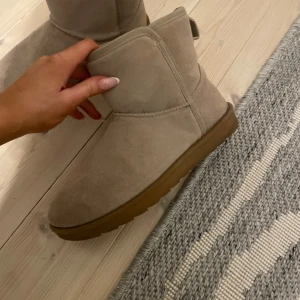 Beige uggs  - Säljer ett par beige uggs i mocka. Bra skick och knappt använda🩷
