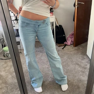 Ljusblå bootcut jeans - Säljer ett par ljusblå bootcut jeans i bra skick. Jag har själv sytt dom lågmidjat, men det är inget man tänker på! Skriv om bild