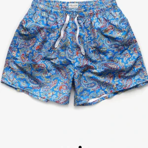 Badbyxor John Henric - Säljer ett par slutsålda, snygga och bekväma badbyxor från John Henric i storlek M. Använda enstaka gånger förra sommaren men är i nyskick!☀️🌊 Nypris 599kr