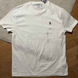 Vit t-shirt från Ralph Lauren - Helt oanvänd och helt ny tisha, köpt för 800 men säljer för 650, pris kan diskuteras vid snabb affär!