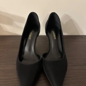 Svarta pumps från Doshman - Snygga svarta pumps från shein. De har en spetsig tå och en elegant klack som passar perfekt för festliga tillfällen. Skorna är i mycket bra skick och ger en stilren look till vilken outfit som helst.