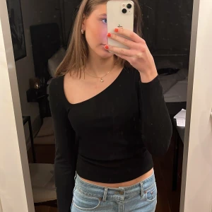Svart oneshoulder topp - Så cool topp som inte kommer till användning längre tyvärr🥰