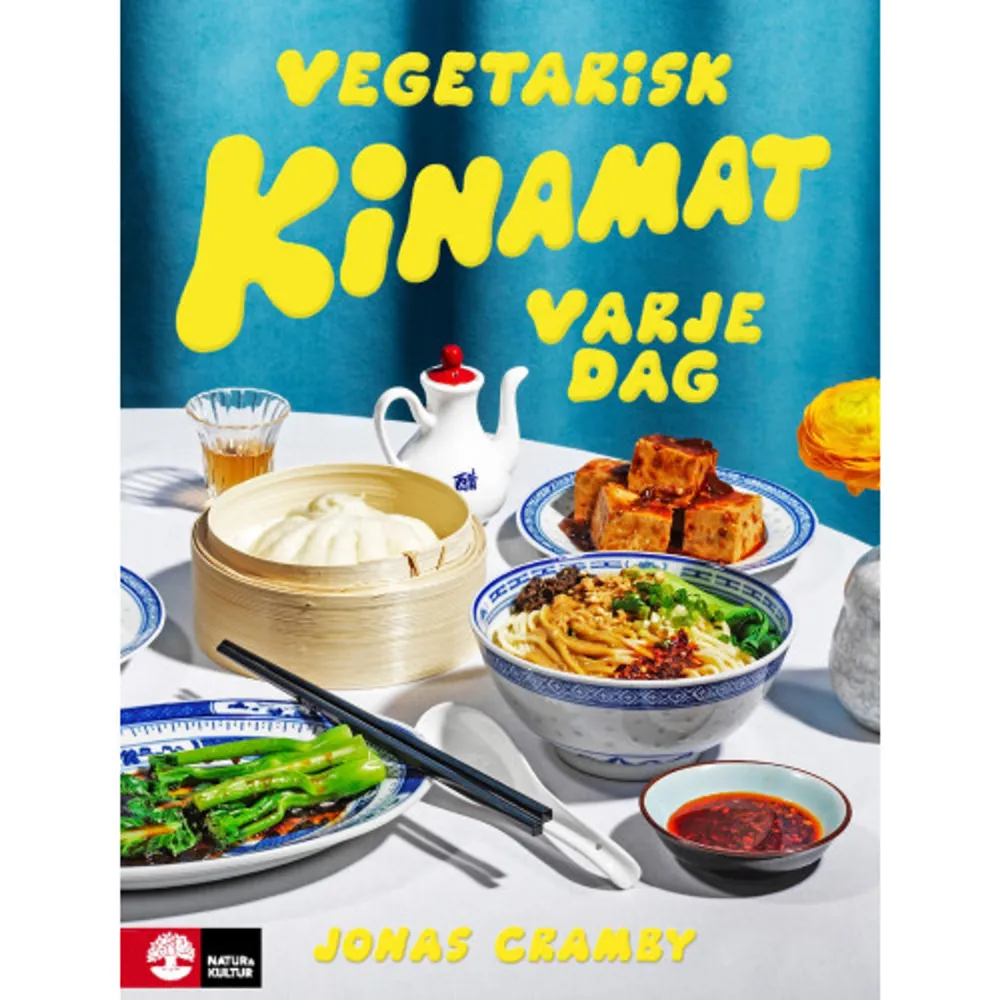 ”Spännande nya ingredienser, rätter och tillagningssätt tar plats i den här färgsprakande boken med autentisk kinesisk vegetarisk mat.” Tidningen Vego ”Jonas Cramby skriver som vanligt humoristiskt och avväpnande. Lennart Weibulls fotografier, iscensatta som om rätterna serverats på en landsortsstilig kinakrog, tillför både smak och känsla.” Göteborgsposten Har man ambitionen att äta kinamat varje dag ingår det ju helst att man minst några gånger i veckan väljer vegetariskt. Därför kommer även en separat, helt växtbaserad version där vissa av de 70-tal recept som finns i Kinamat varje dag anpassats att funka utan kött, medan andra recept är helt nya. Det finns nämligen få kök som passar bättre att göra helt vegetariskt än det kinesiska. Det var till exempel kinesiska vegetariska buddhistmunkar som var först med att uppfinna olika sorters kreativa köttsubstitut som seitan och tofu. Sen är ju Kinas olika fermenterade bönpastor faktiskt magiska: de förvandlar allt de rör vid till supergott. Man skulle kunna kalla dem för naturligt MSG – de tillför salt, framhäver alla andra smaker och ger hela rätten en tillfredställande djup umamismak som kan lura vilken förhärdad köttälskare som helst.    Format Inbunden   Omfång 205 sidor   Språk Svenska   Förlag Natur & Kultur Allmänlitteratur   Utgivningsdatum 2020-09-18   Medverkande Lennart Weibull   ISBN 9789127169180  . Böcker.