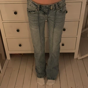Low Waist Jeans - Så fina lågmidjade jeans från lager 157! Väldigt gott skick! De har en låg midja och lite utsvängda i benen och är helt perfekta för hösten! Hör av er vid ytterligare frågor! Jag är 165 cm.