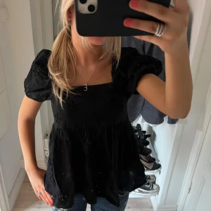 Svart topp - Svart topp från ASOS i storlek 36. Hör av er vid frågor eller flera bilder 💓💓